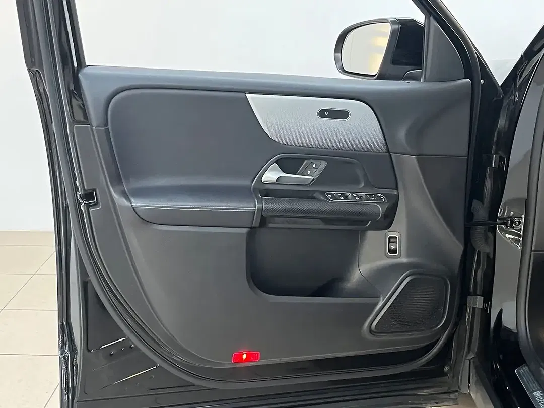 Mercedes-Benz GLB 200 - Thumbnail 14