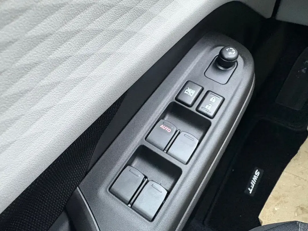 Suzuki Swift - Thumbnail 17