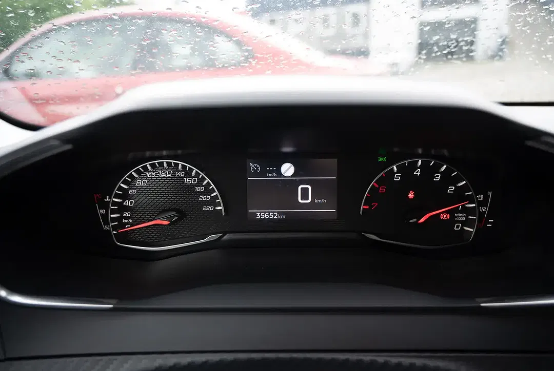 Peugeot 208 - Thumbnail 12