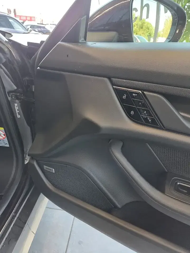 Porsche Taycan - Thumbnail 11