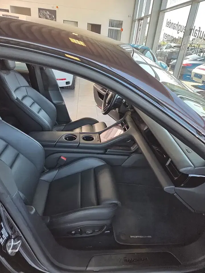 Porsche Taycan - Thumbnail 13
