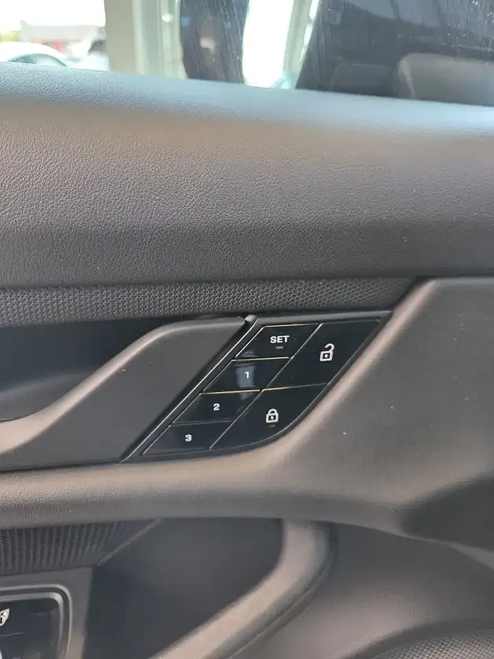 Porsche Taycan - Thumbnail 15