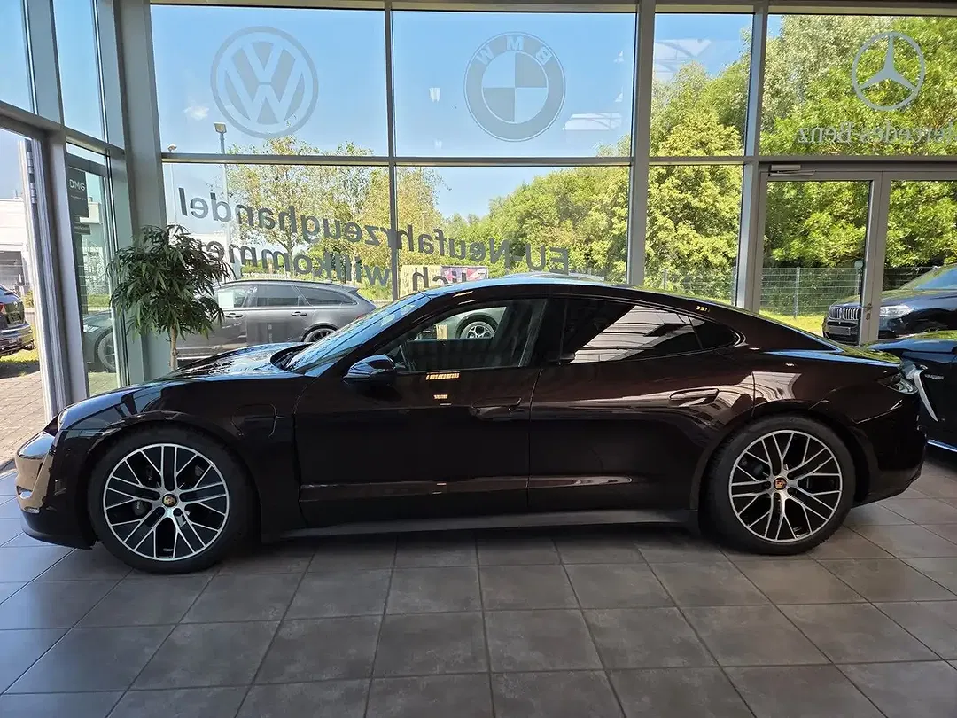 Porsche Taycan - Thumbnail 2