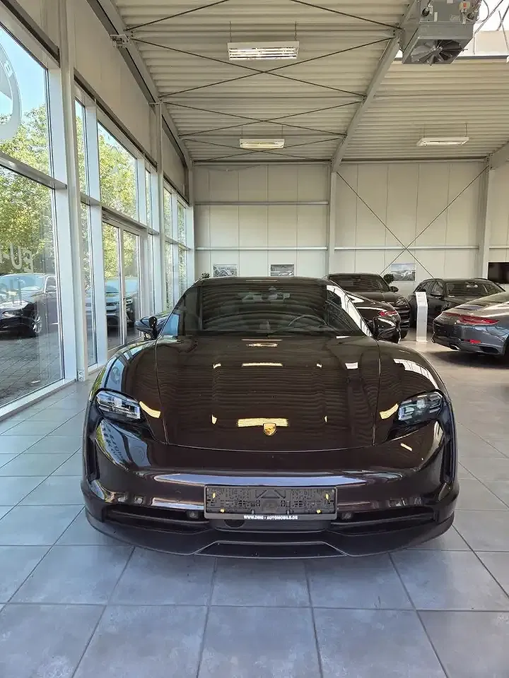 Porsche Taycan - Thumbnail 3