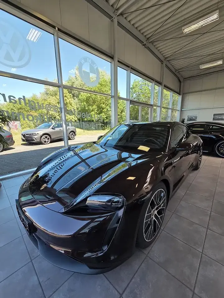 Porsche Taycan - Thumbnail 4