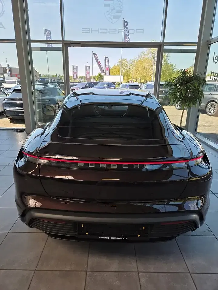 Porsche Taycan - Thumbnail 5