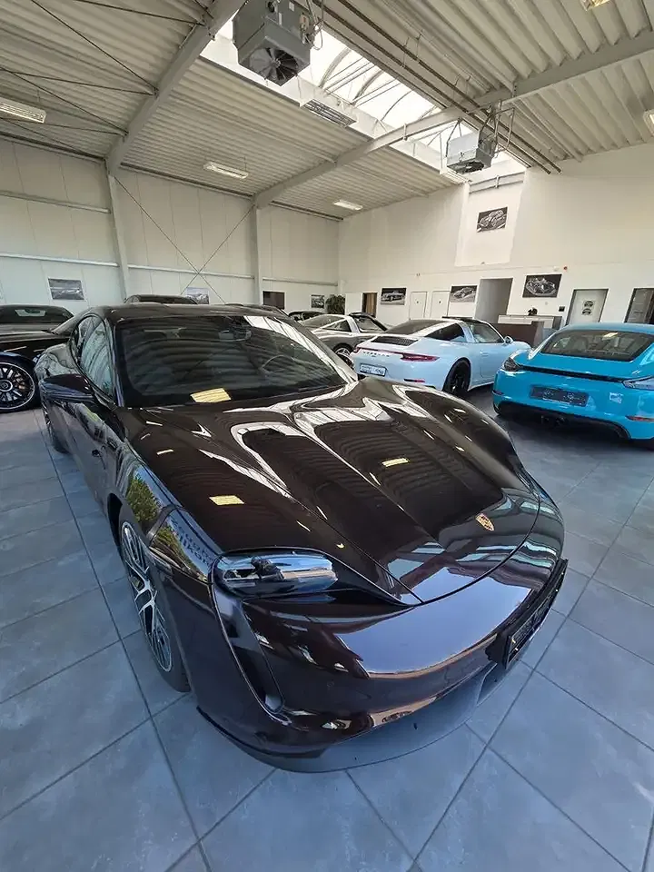 Porsche Taycan - Thumbnail 6