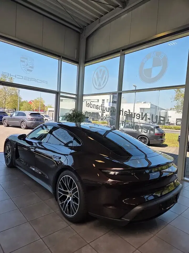Porsche Taycan - Thumbnail 7