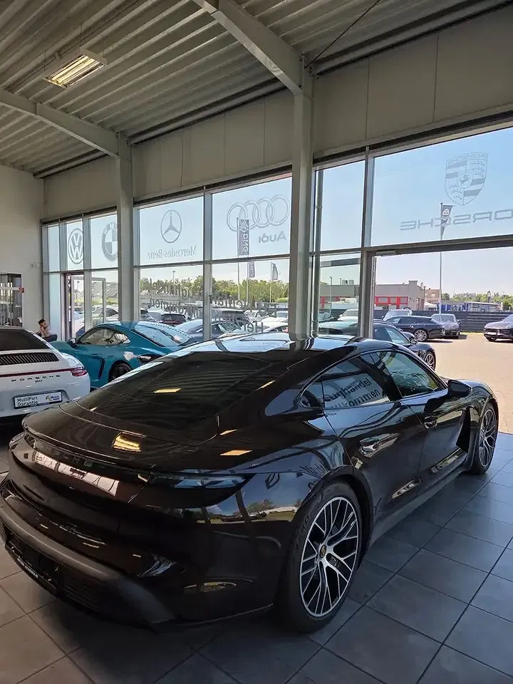 Porsche Taycan - Thumbnail 8