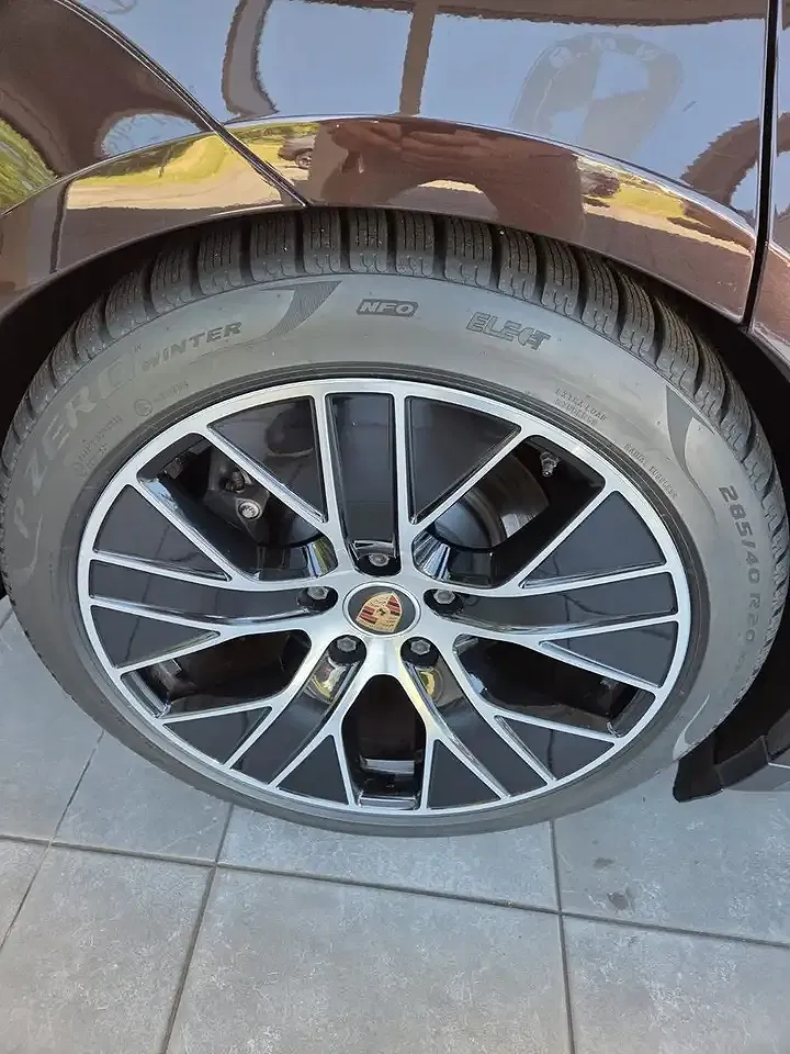 Porsche Taycan - Thumbnail 9