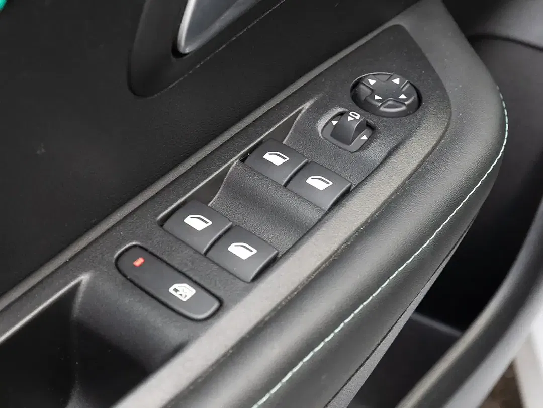 Peugeot e-208 - Thumbnail 5