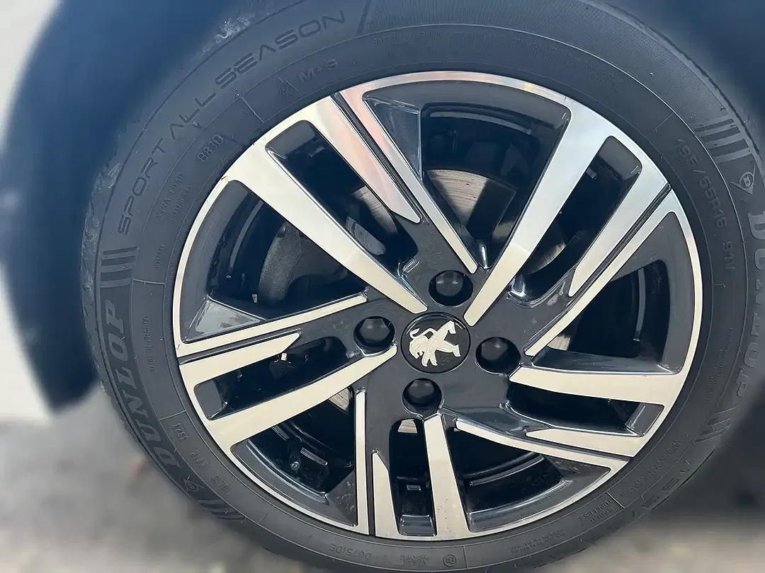 Peugeot 208 - Thumbnail 4
