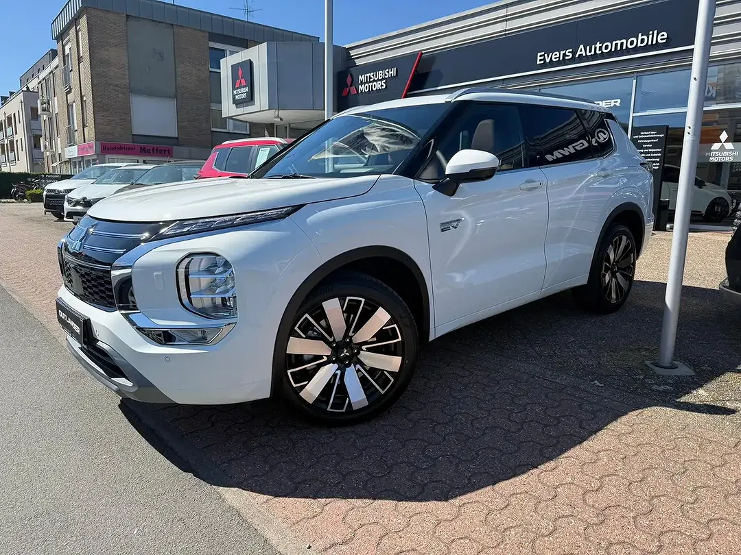 Mitsubishi Outlander - Thumbnail 2