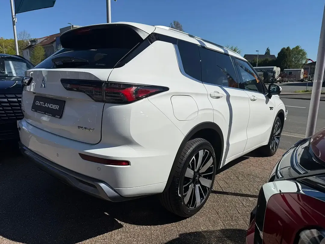 Mitsubishi Outlander - Thumbnail 5