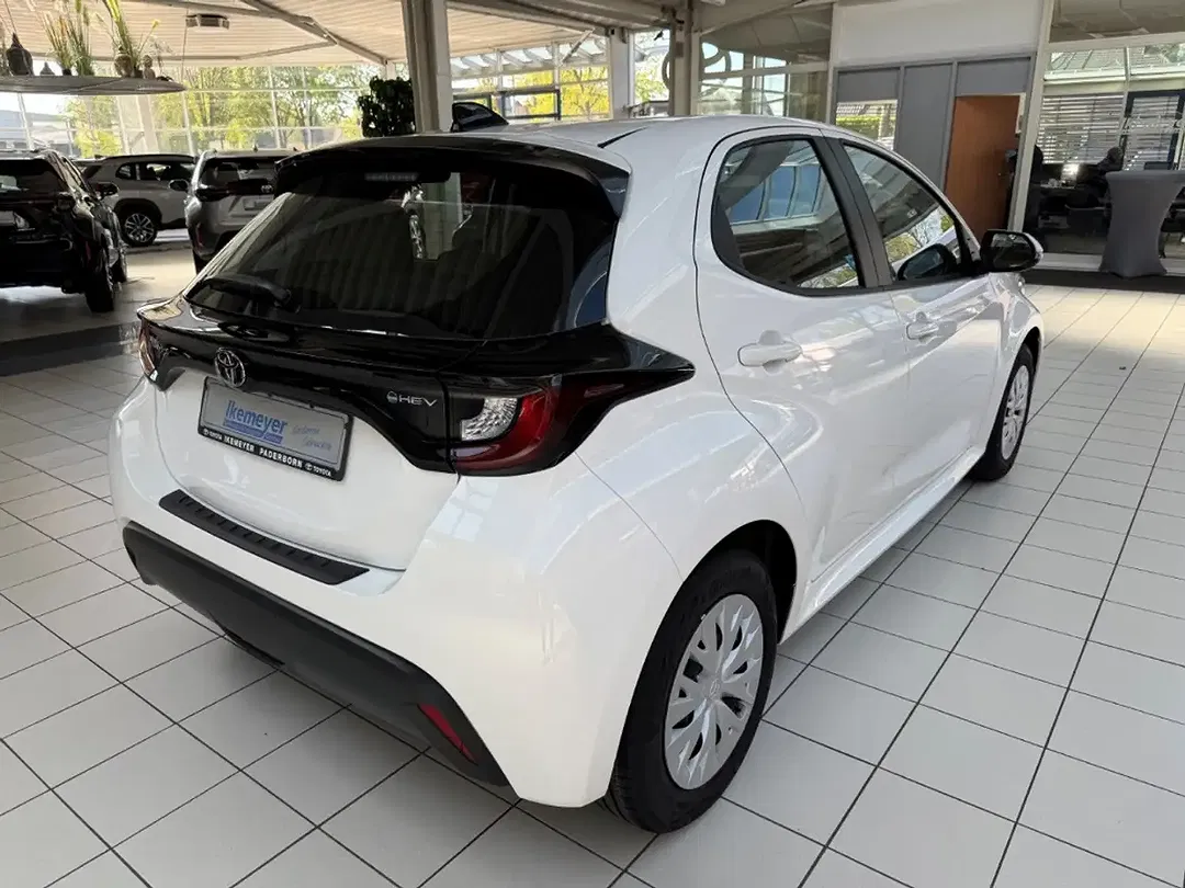 Toyota Yaris - Thumbnail 3