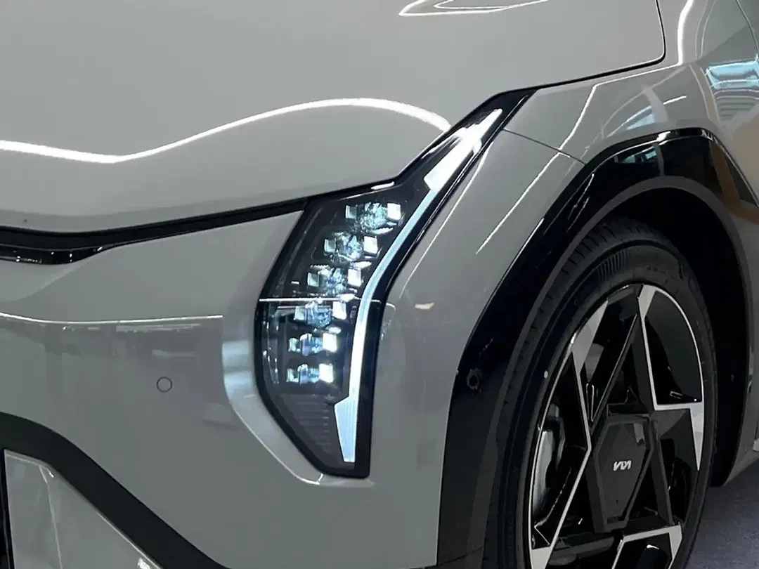 Kia EV4 - Thumbnail 5