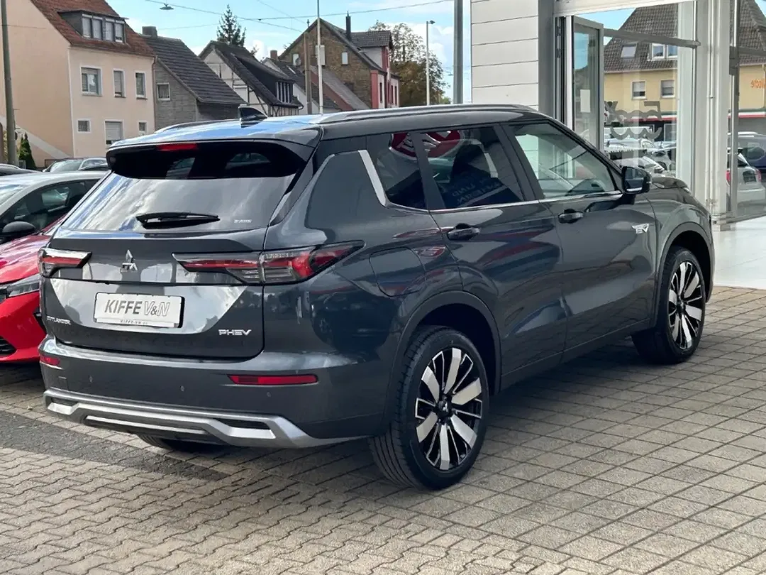 Mitsubishi Outlander - Thumbnail 4