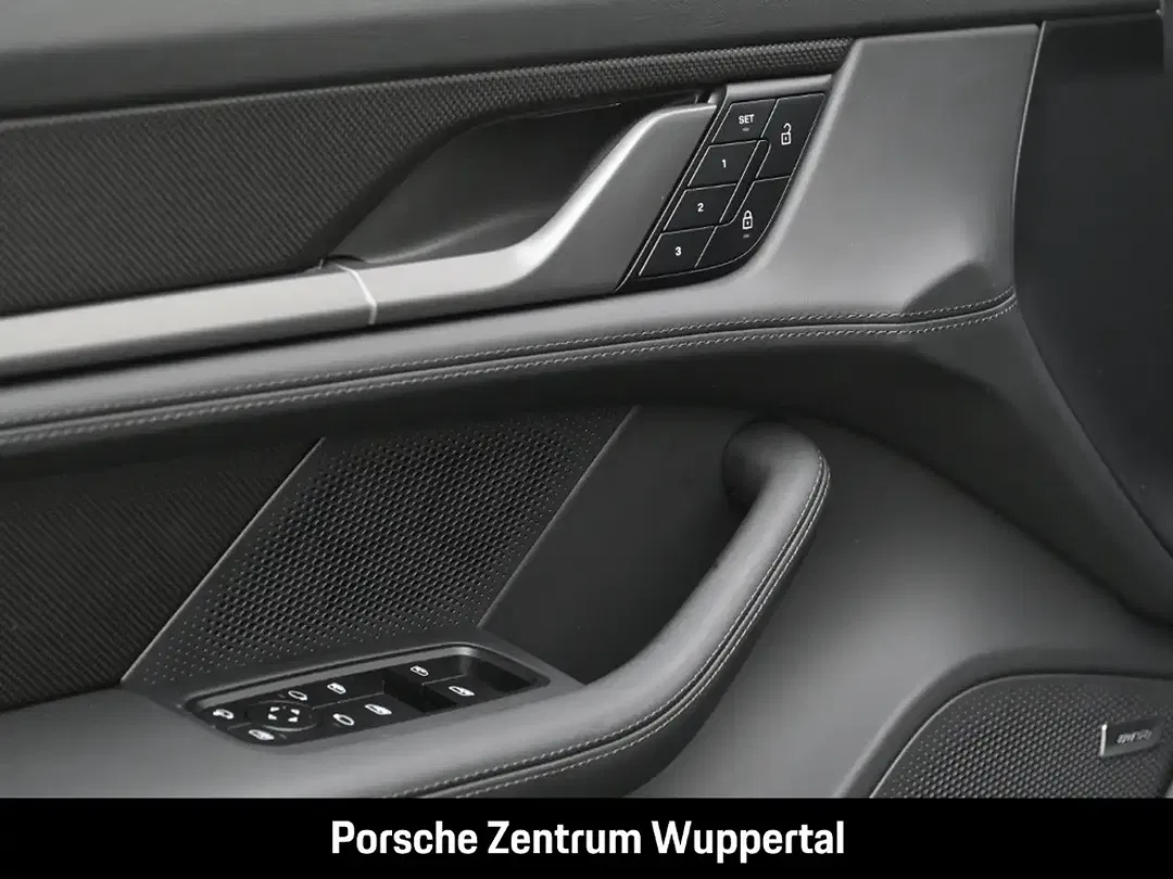 Porsche Taycan - Thumbnail 13