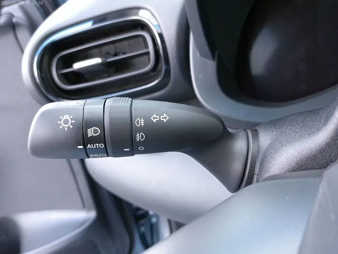 Toyota Yaris - Thumbnail 12