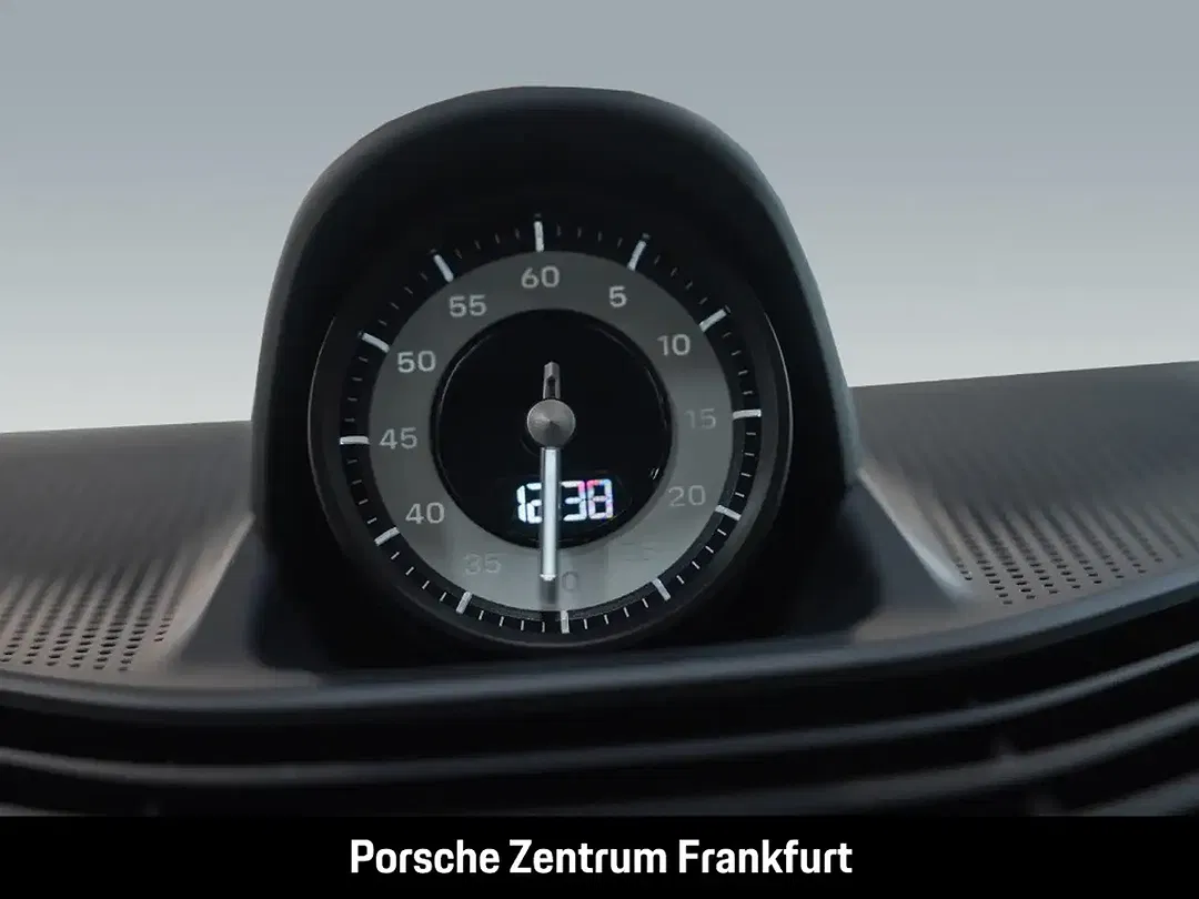 Porsche Taycan - Thumbnail 11