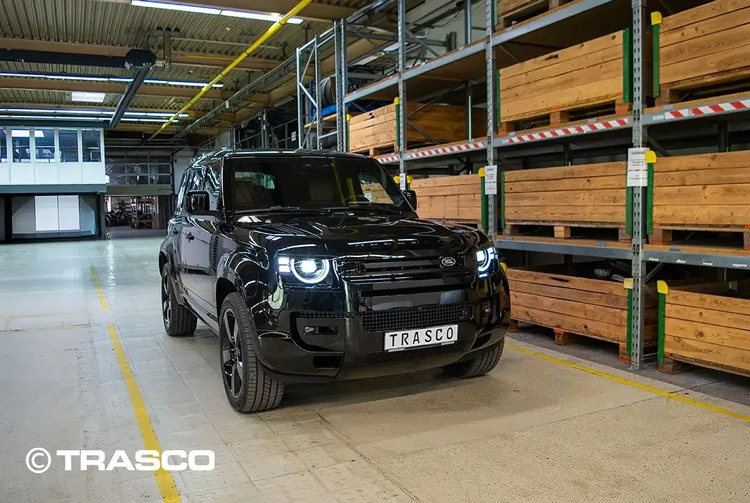 Land Rover Defender - Thumbnail 1