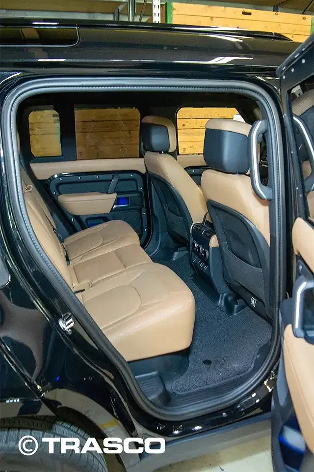 Land Rover Defender - Thumbnail 11