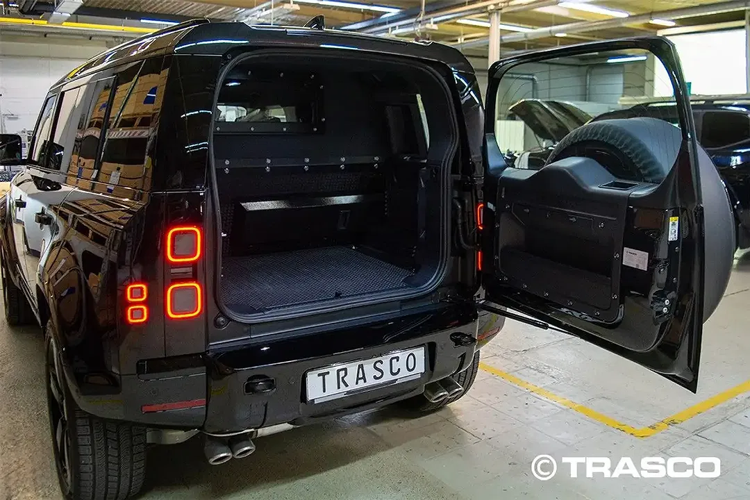 Land Rover Defender - Thumbnail 5