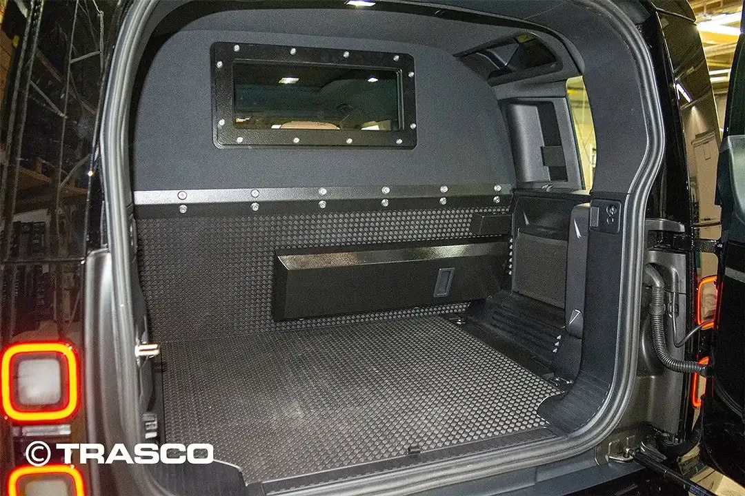 Land Rover Defender - Thumbnail 6