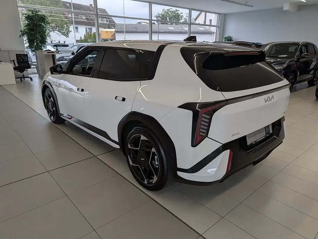 Kia EV4 - Thumbnail 2