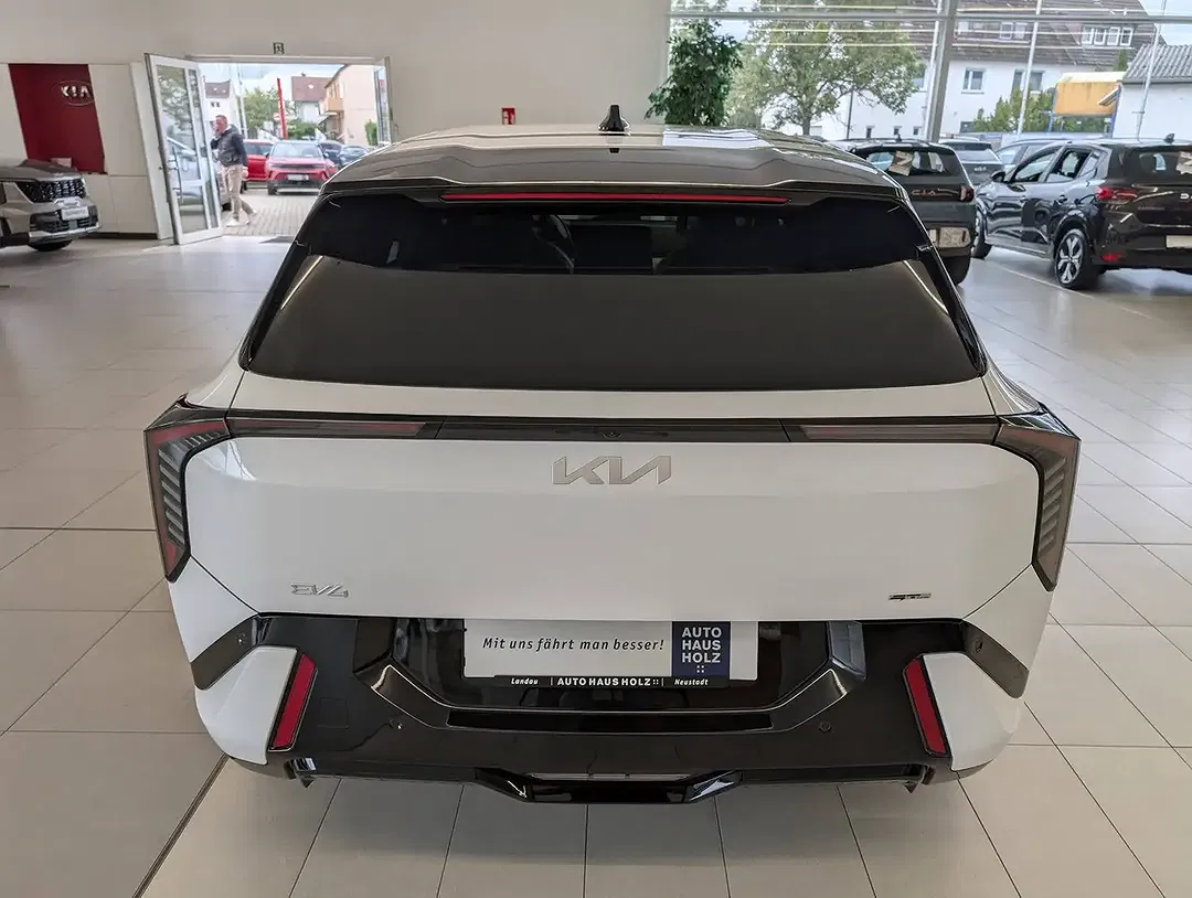 Kia EV4 - Thumbnail 3