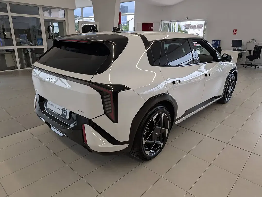 Kia EV4 - Thumbnail 4