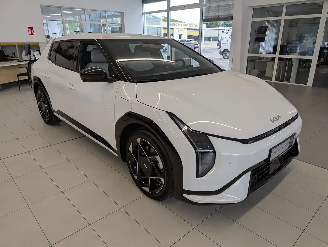 Kia EV4 - Thumbnail 5