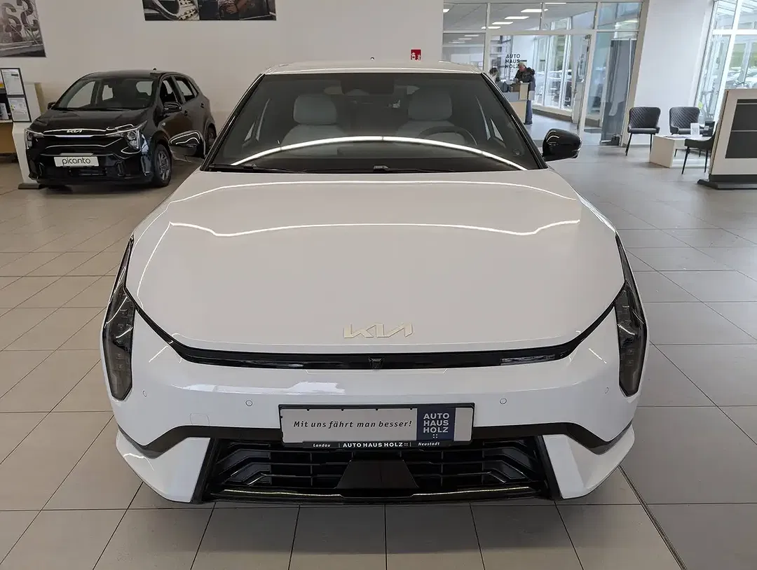 Kia EV4 - Thumbnail 6