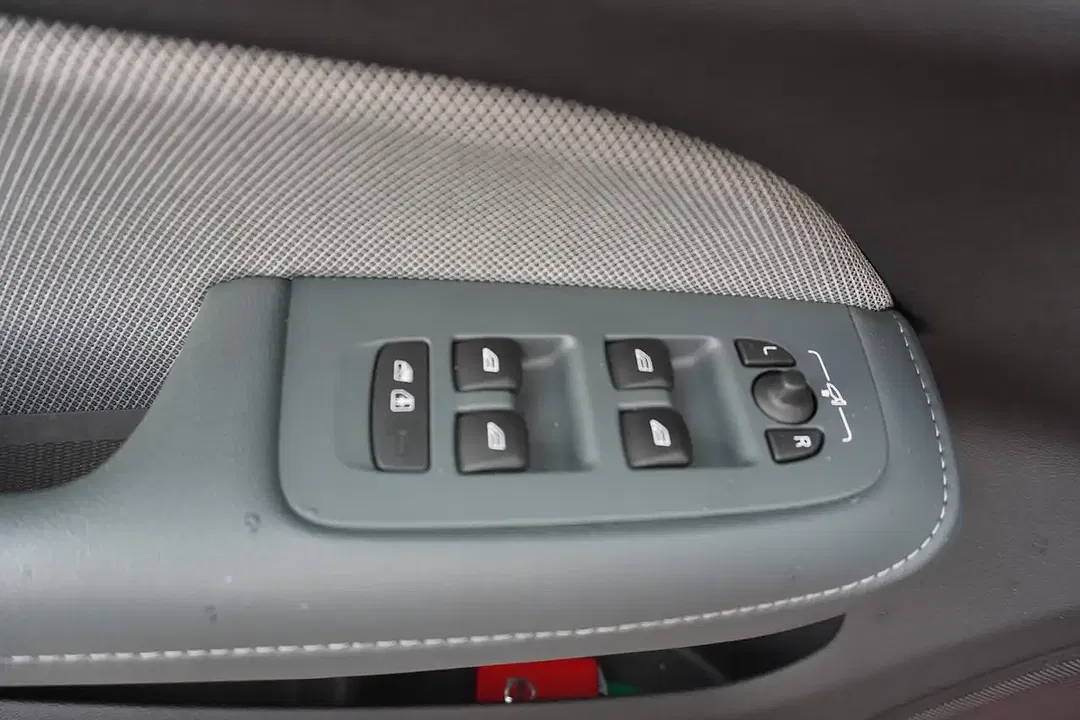 Volvo S60 - Thumbnail 6