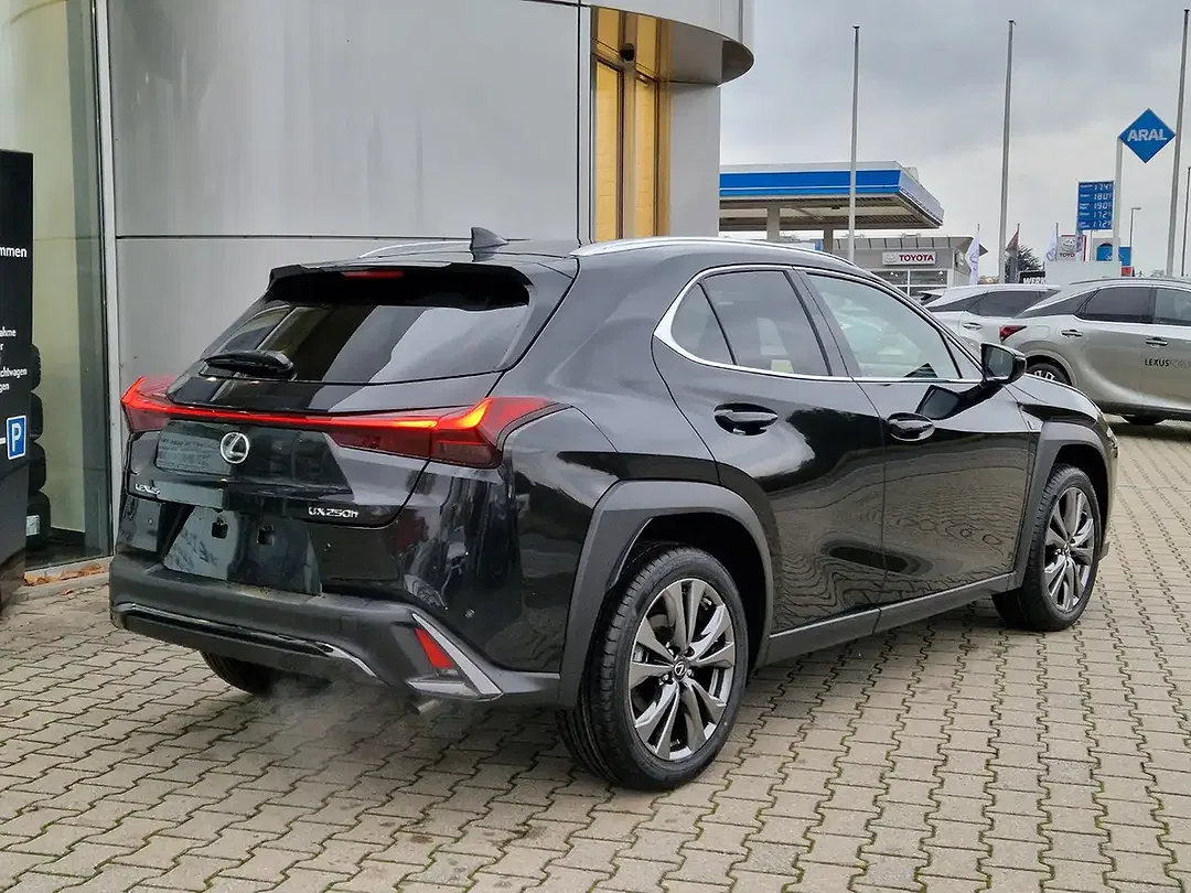 Lexus UX 300h - Thumbnail 2