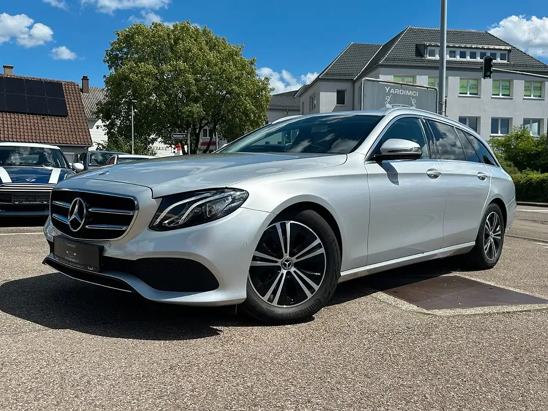 Mercedes-Benz E 200 - Thumbnail 1