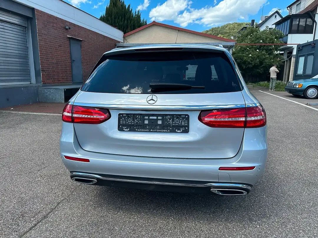 Mercedes-Benz E 200 - Thumbnail 3
