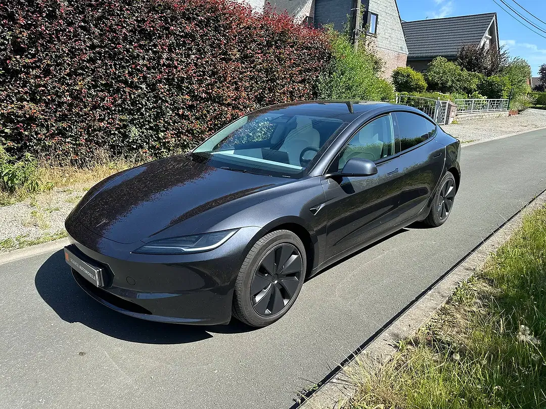 Tesla Model 3 - Thumbnail 2