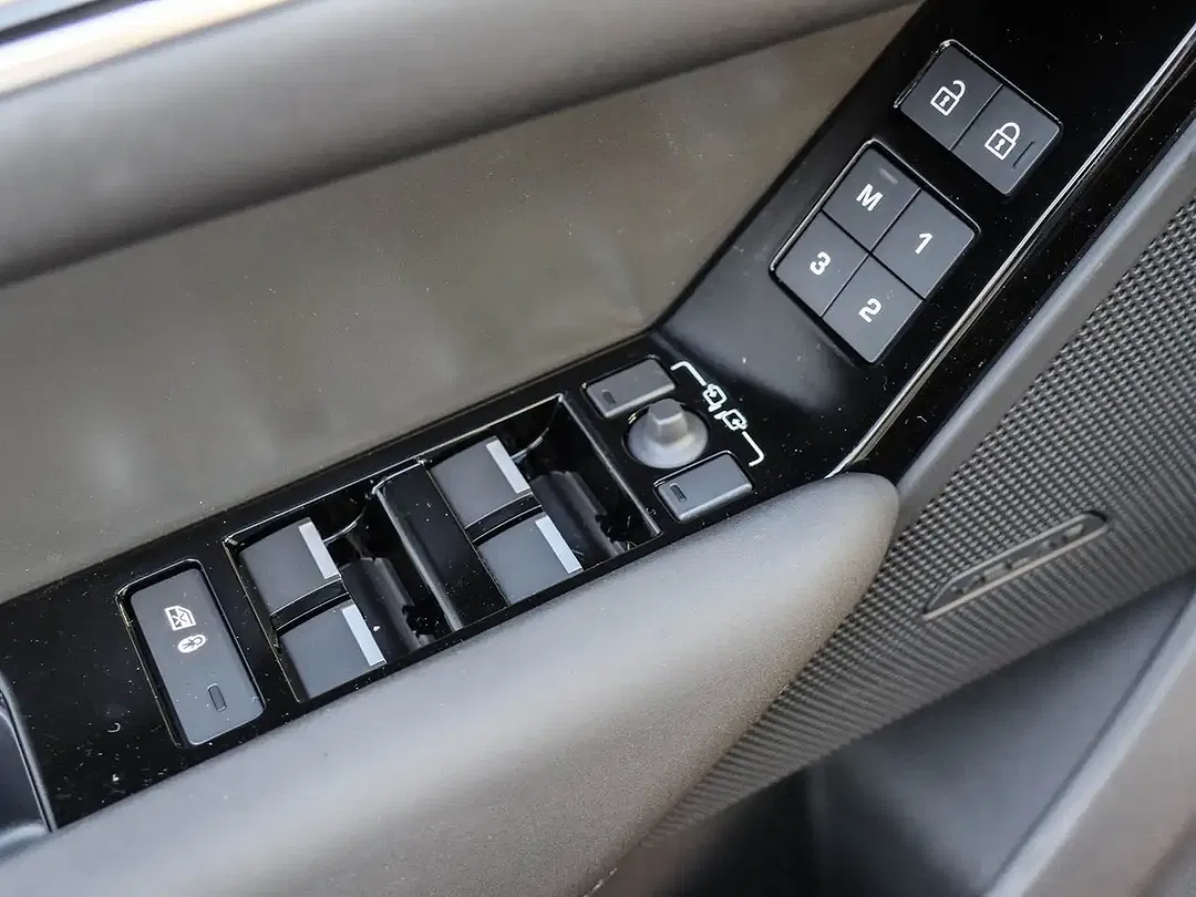 Land Rover Range Rover Velar - Thumbnail 13