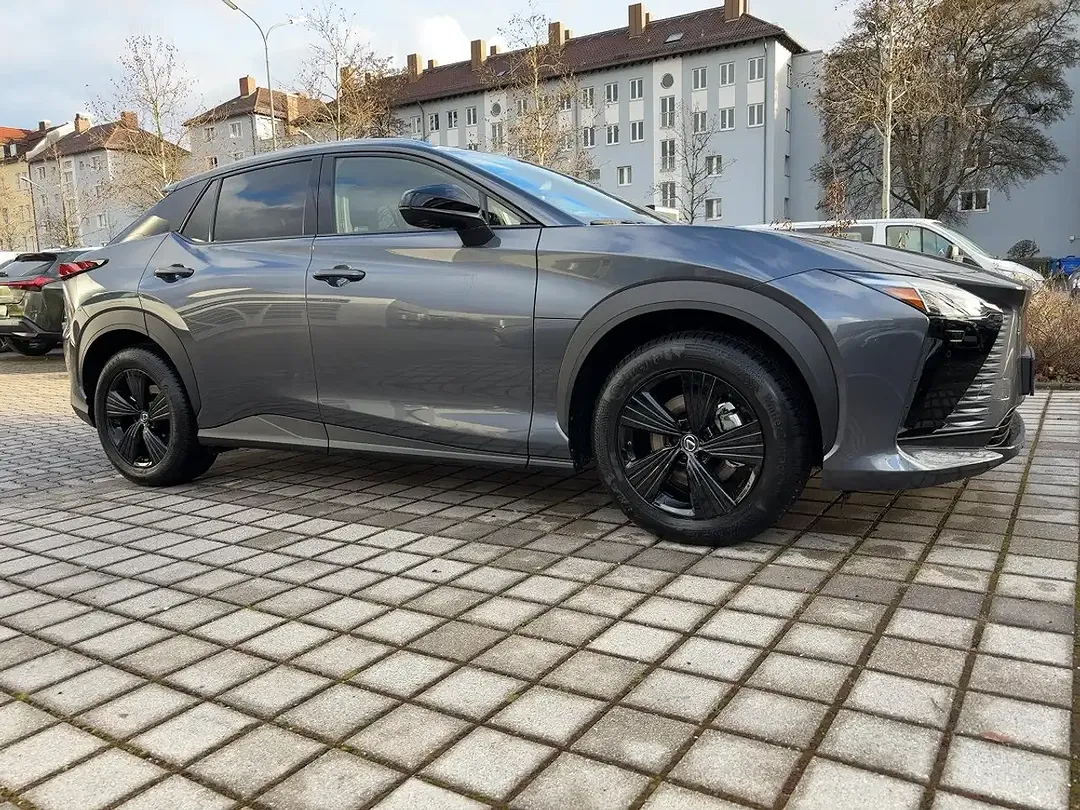 Lexus RZ - Thumbnail 2