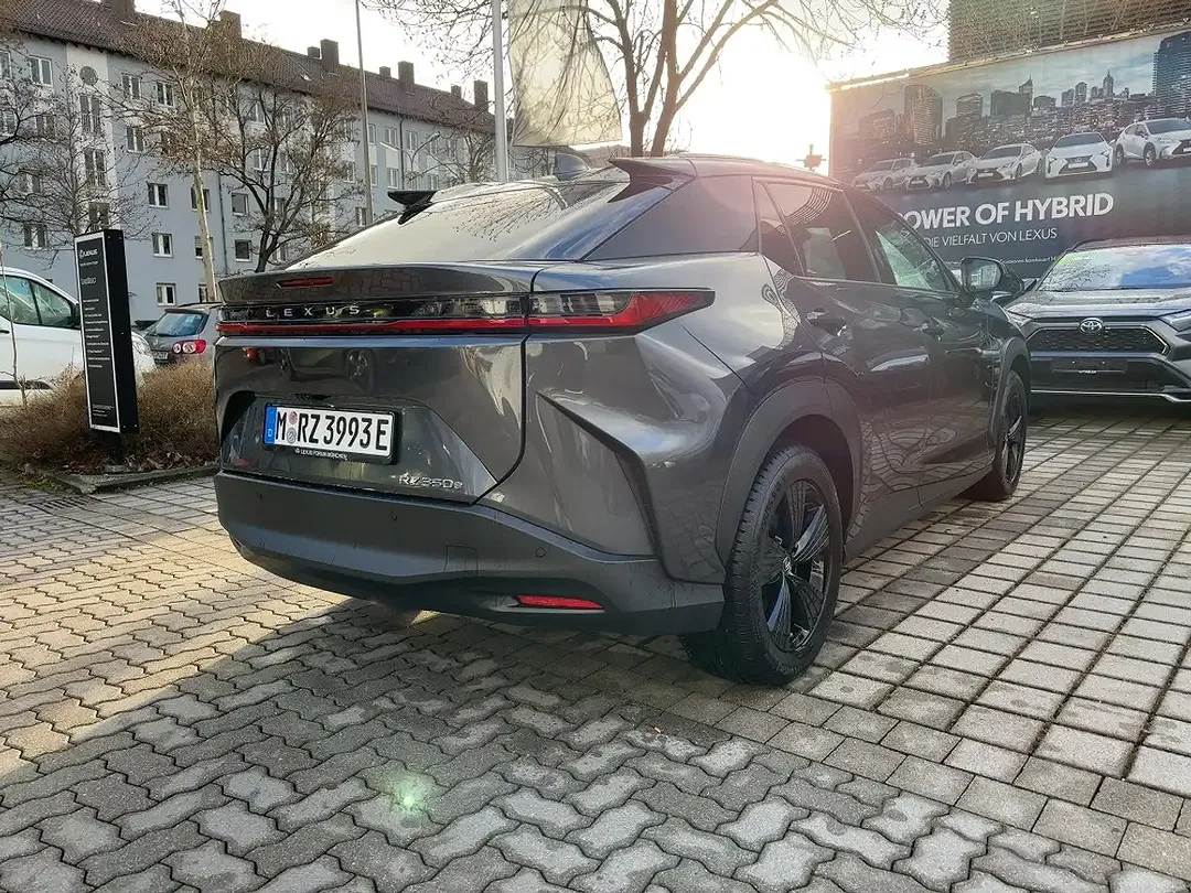 Lexus RZ - Thumbnail 4