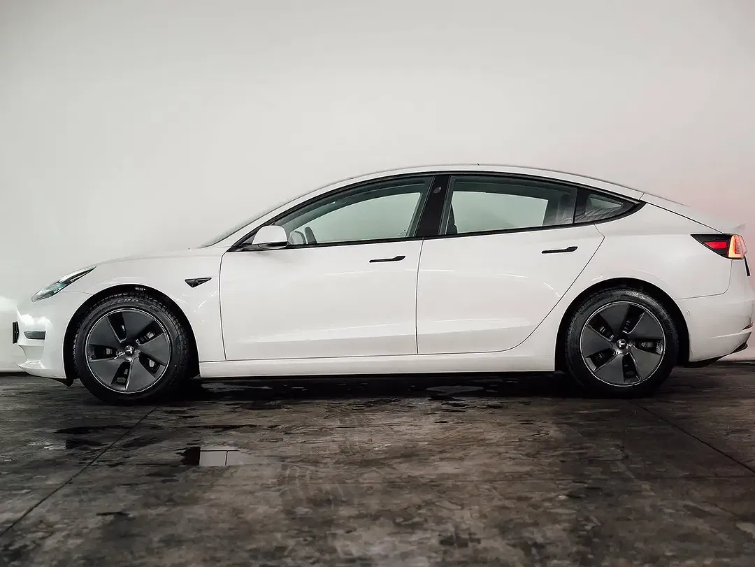 Tesla Model 3 - Thumbnail 2