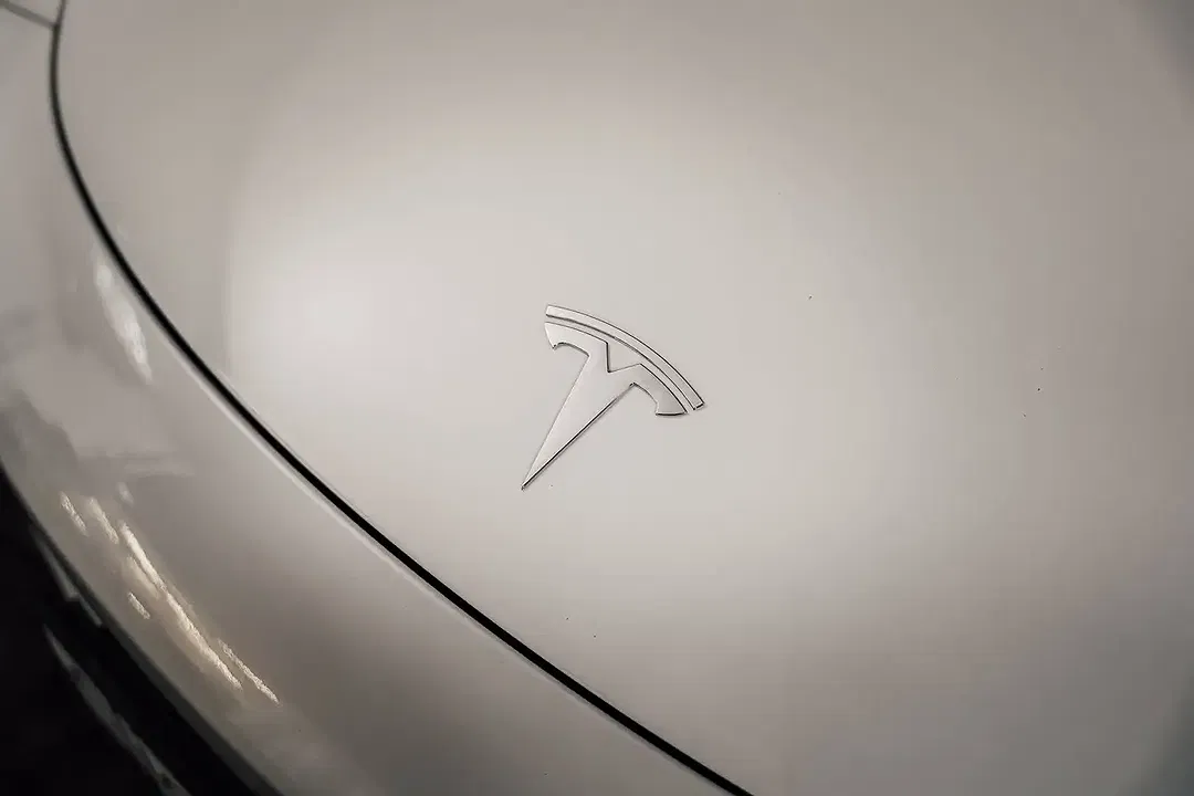 Tesla Model 3 - Thumbnail 5