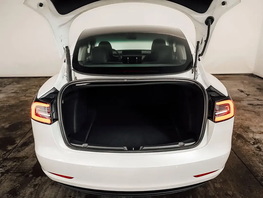 Tesla Model 3 - Thumbnail 8