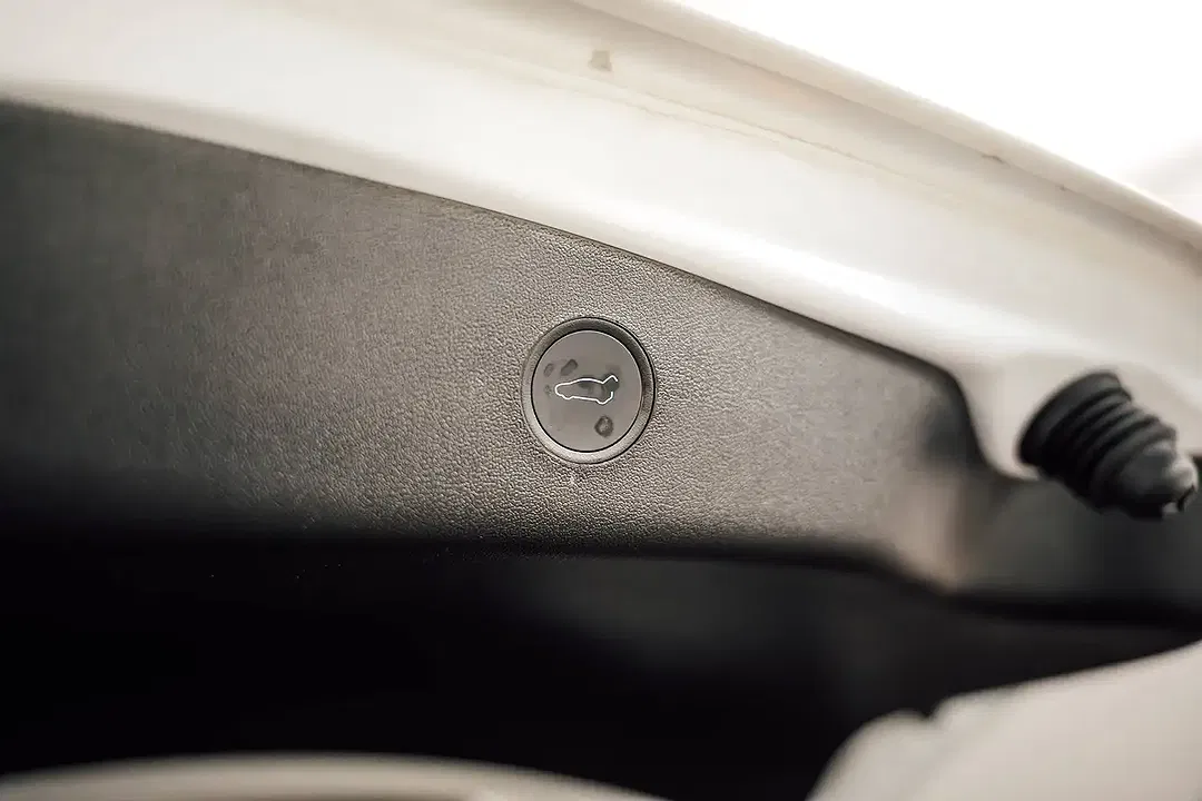 Tesla Model 3 - Thumbnail 9