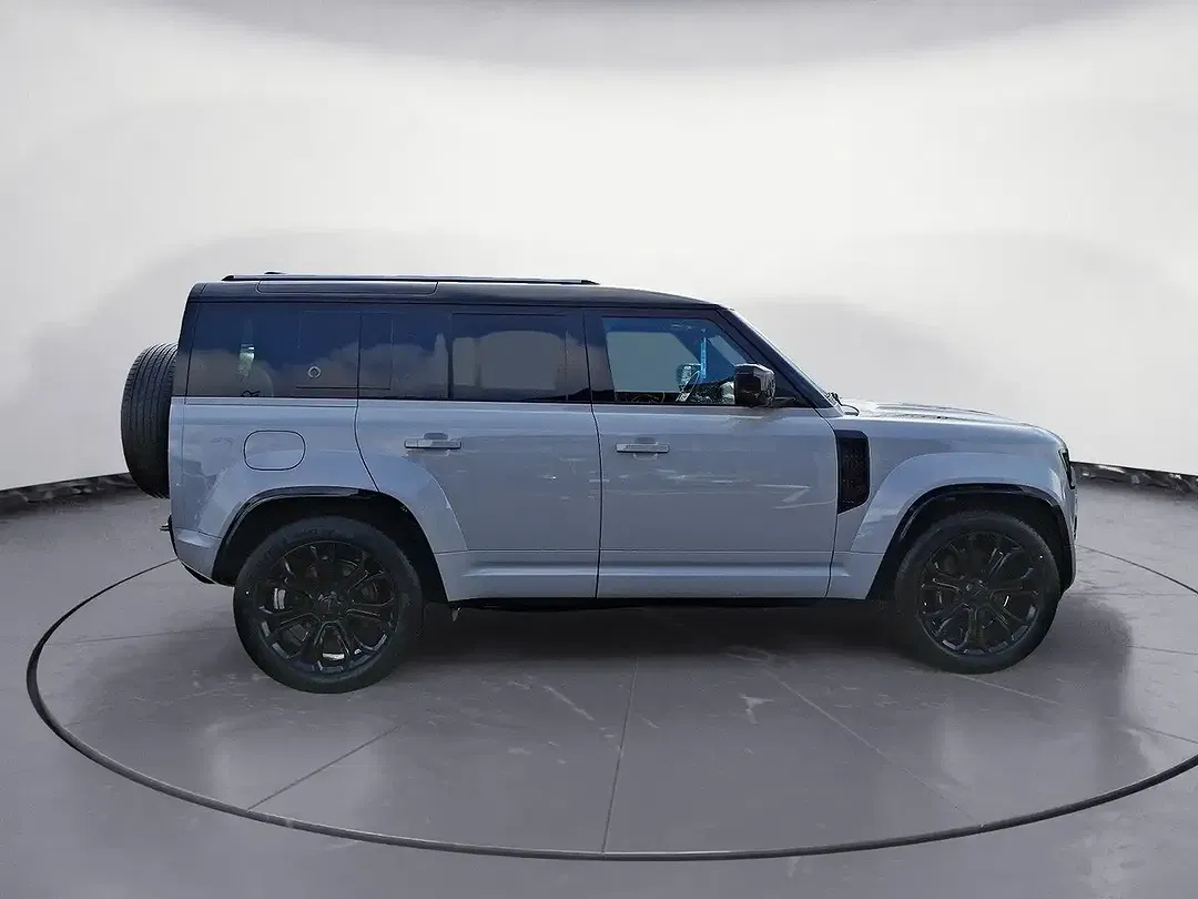 Land Rover Defender - Thumbnail 5