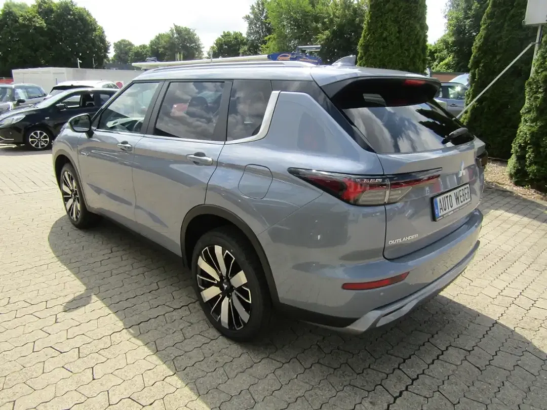 Mitsubishi Outlander - Thumbnail 3