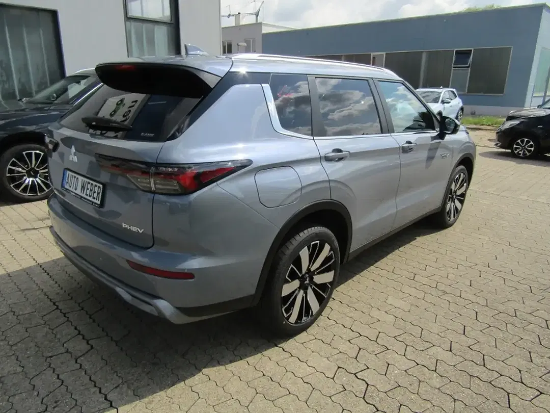 Mitsubishi Outlander - Thumbnail 4