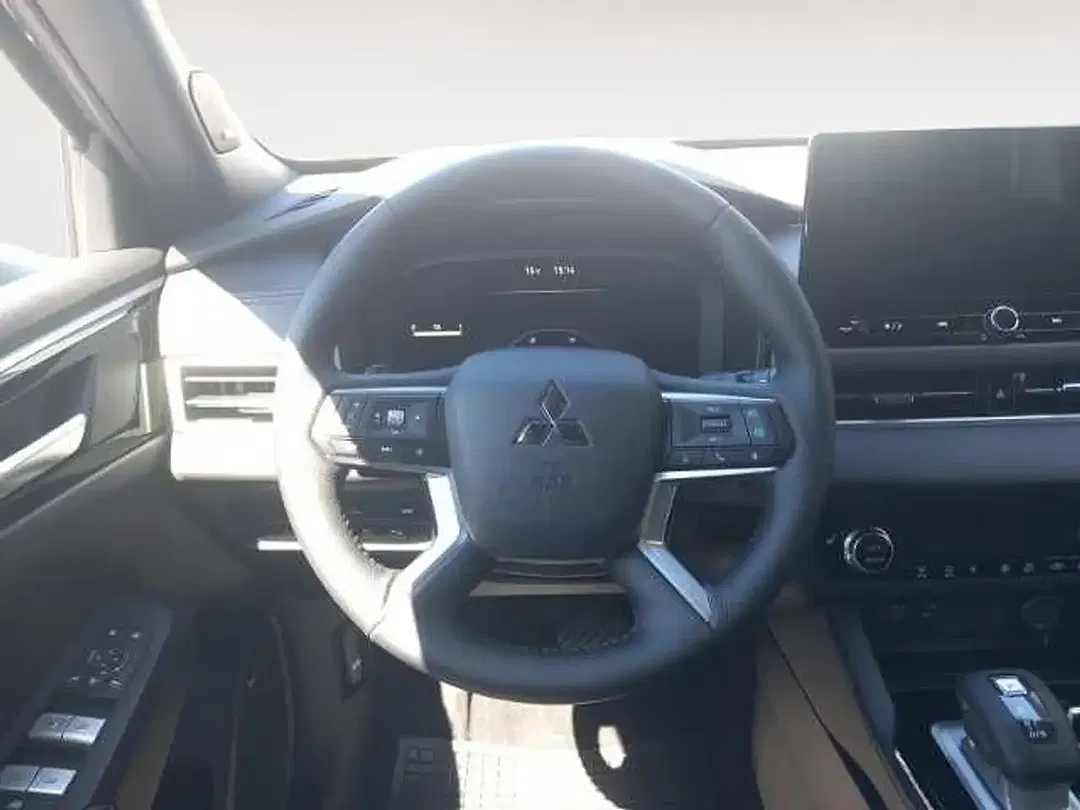 Mitsubishi Outlander - Thumbnail 12