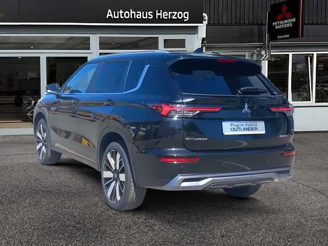 Mitsubishi Outlander - Thumbnail 3